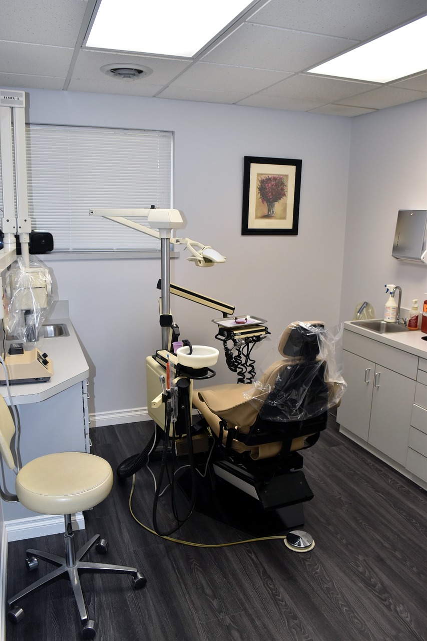 Kiedy wybrać implanty stomatologiczne? Zalety i ceny implantów zębów