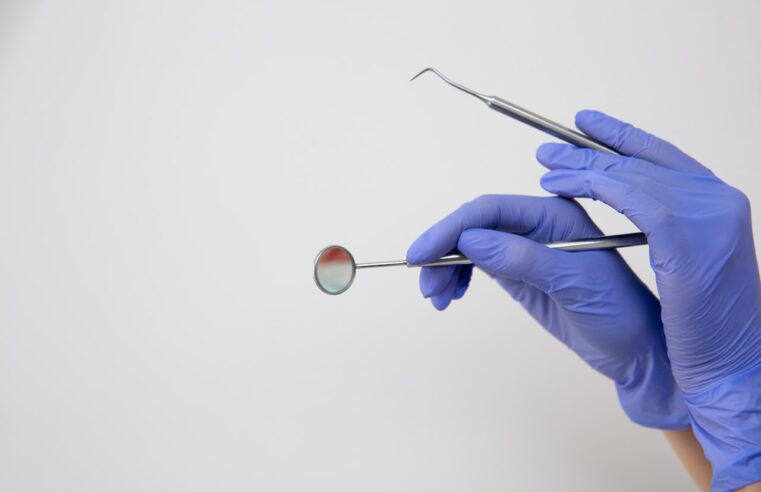 odrzucenie implantu zęba objawy