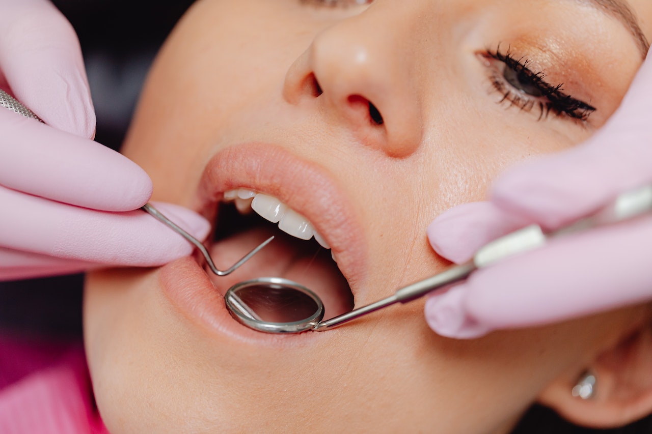 Diagnostyka i leczenie schorzeń jamy ustnej i zębów