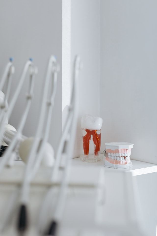 Która proteza zębowa jest najwygodniejsza w użytkowaniu?