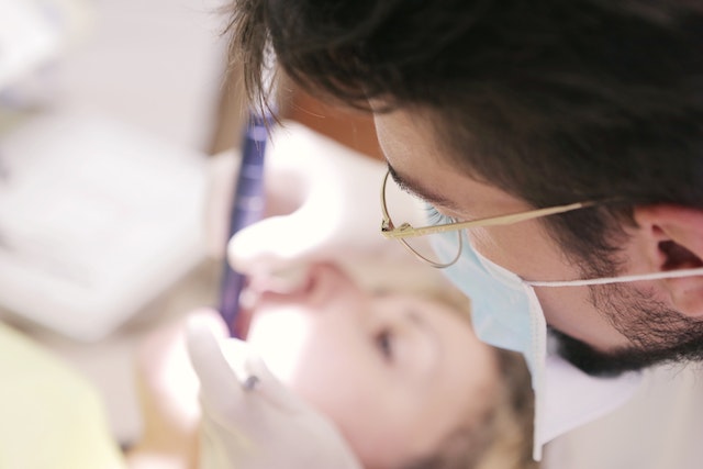 Wpływ nawyków ssących na rozwój jamy ustnej u dzieci: Przyczyny i terapia