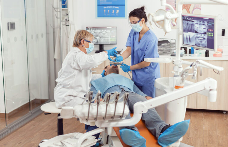 Jak długo trzeba czekać na koronę po wszczepieniu implantu zębowego?