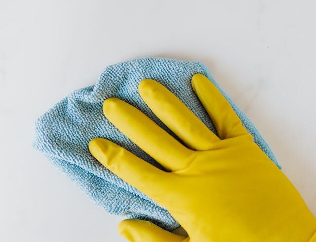 Jak czyścić nowoczesne panele sufitowe?