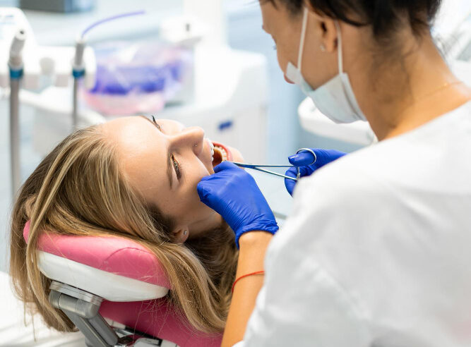Krwiak po wyrwaniu zęba – kiedy iść do dentysty?