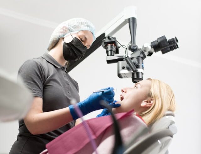 Jak periodontolog leczy cofające się dziąsła?