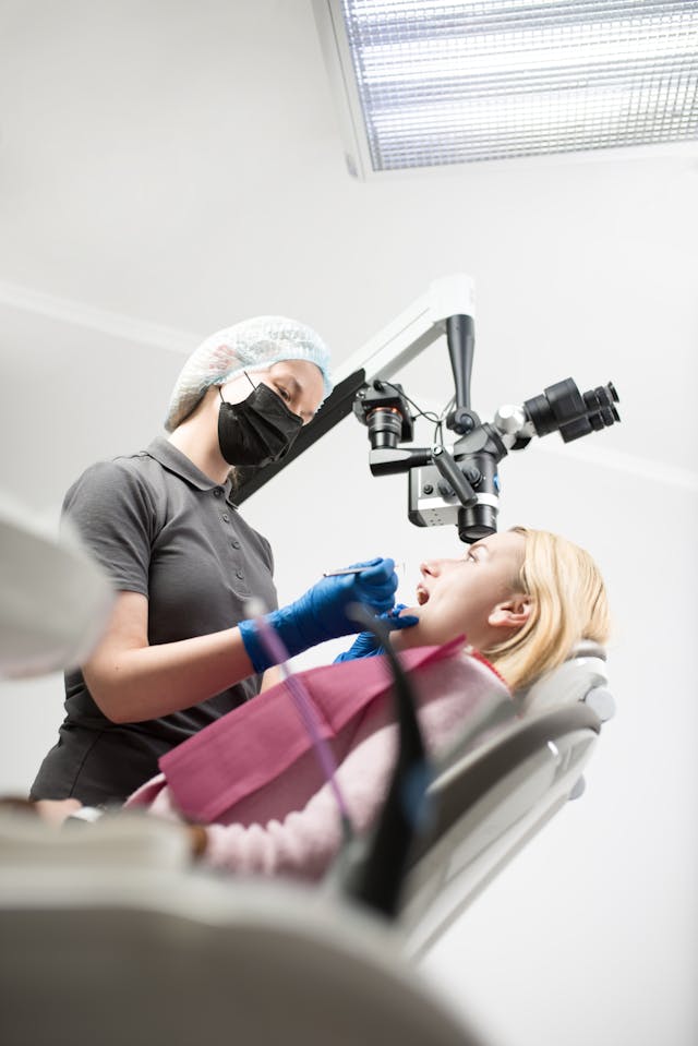 Jak periodontolog leczy cofające się dziąsła?