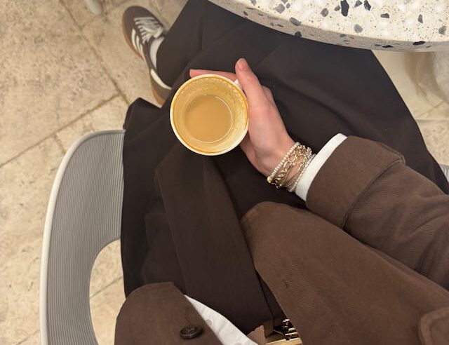 Nowoczesne płytki tarasowe w jasnych kolorach - zalety i wady