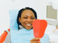 Czy wybielanie zębów usuwa kamień i osad?