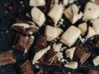 Do czego służy przesiewacz wibracyjny w produkcji czekolady?