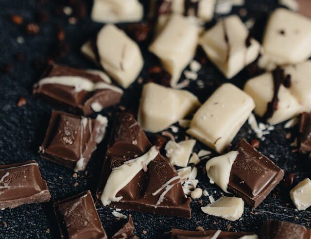 Do czego służy przesiewacz wibracyjny w produkcji czekolady?