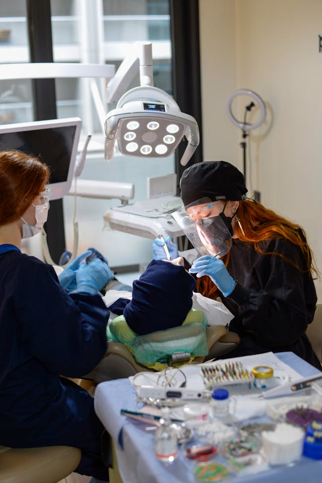 Jak wygląda zabieg wszczepienia implantu cyrkonowego?