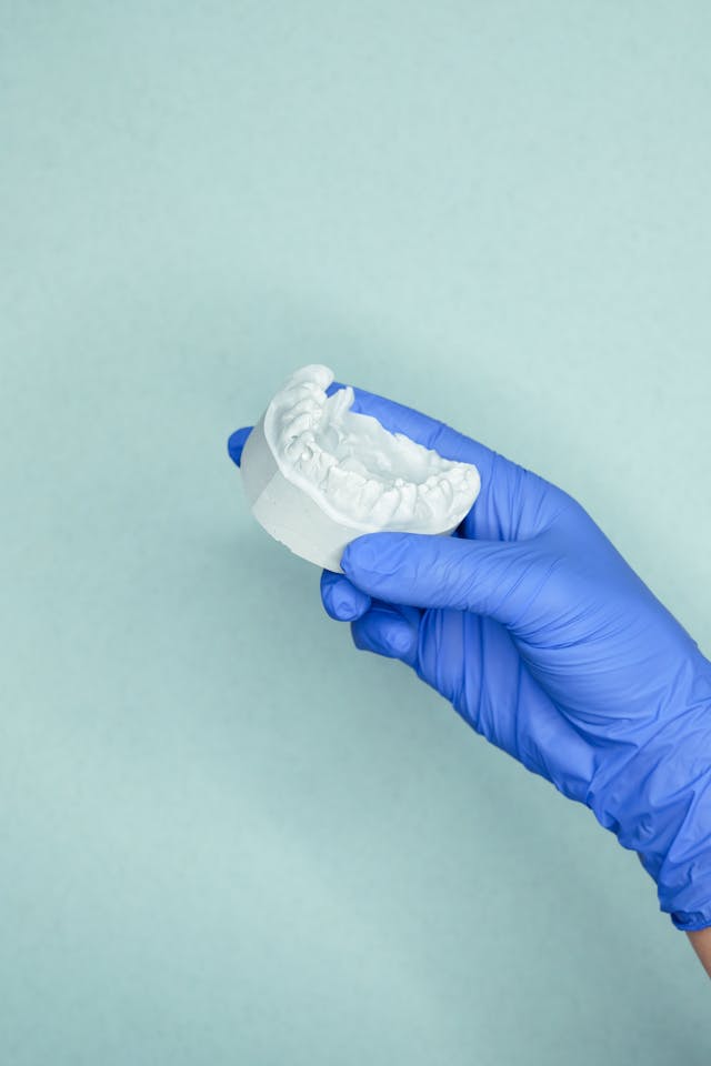 Czy podścielenie protezy poprawia stabilność?