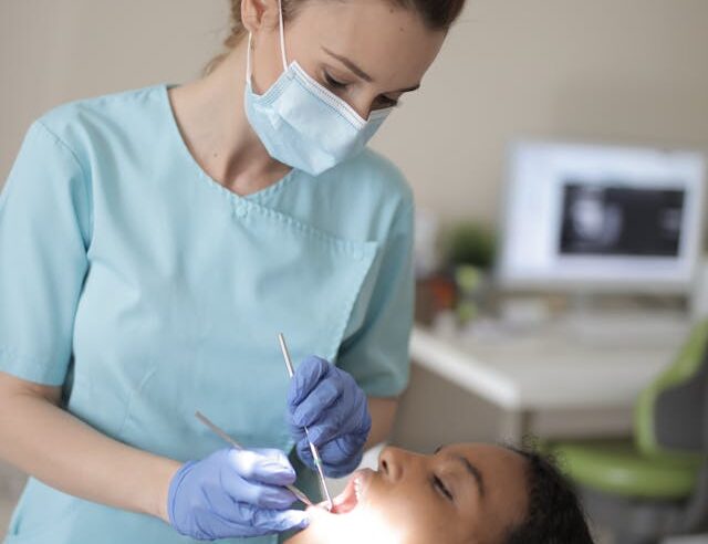 Jak przygotować się do odbudowy zęba na włóknie szklanym?