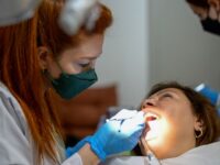Ile implantów potrzeba do zamocowania protezy zębowej?