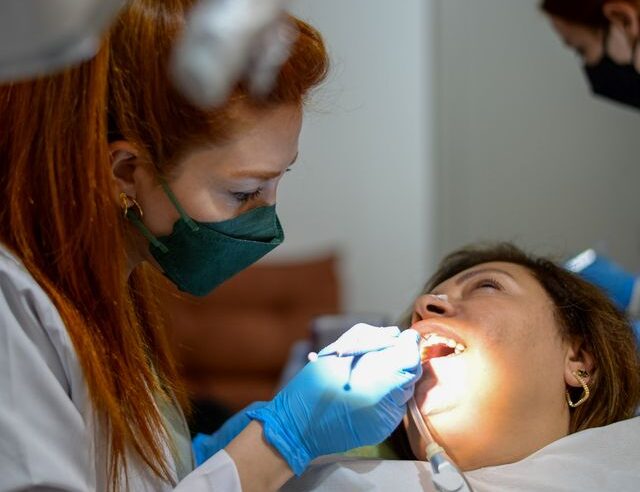 Ile implantów potrzeba do zamocowania protezy zębowej?