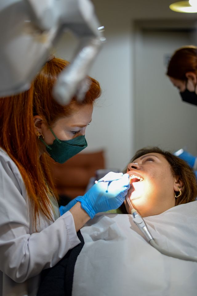 Ile implantów potrzeba do zamocowania protezy zębowej?