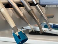 Jak wygląda śruba gojąca po założeniu implantu?