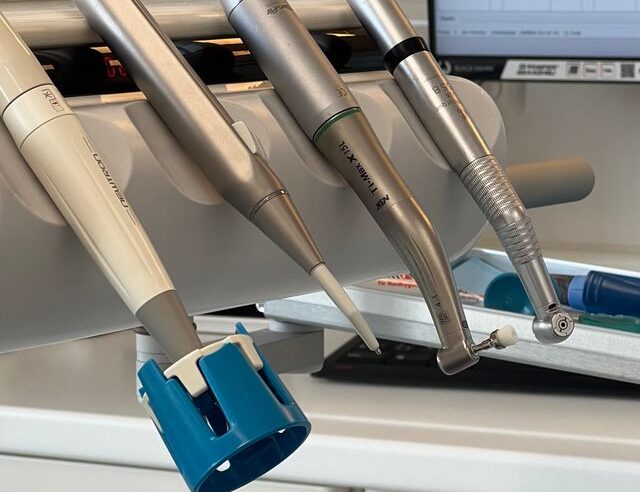 Jak wygląda śruba gojąca po założeniu implantu?