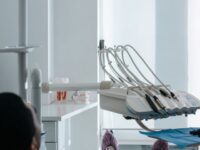 Po czym poznać, że implant zęba się nie przyjął?