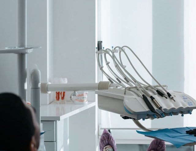 Po czym poznać, że implant zęba się nie przyjął?