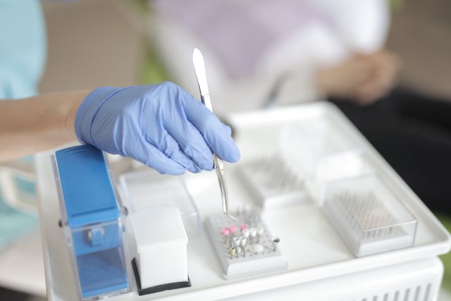 Kiedy recesja dziąseł wymaga leczenia u periodontologa?