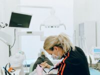 Czy wokół implantu zęba może rozwinąć się zapalenie dziąsła?