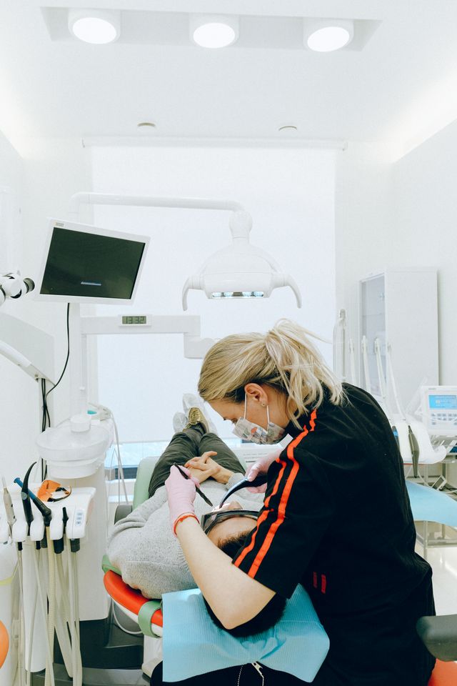 Czy wokół implantu zęba może rozwinąć się zapalenie dziąsła?