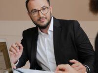 Czy przed spotkaniem z kancelarią restrukturyzacyjną trzeba znać dokładną wysokość wszystkich długów?