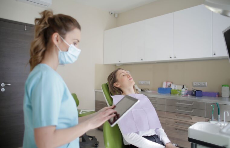 Ruszający się ząb u dorosłego – kiedy zgłosić się do dentysty?