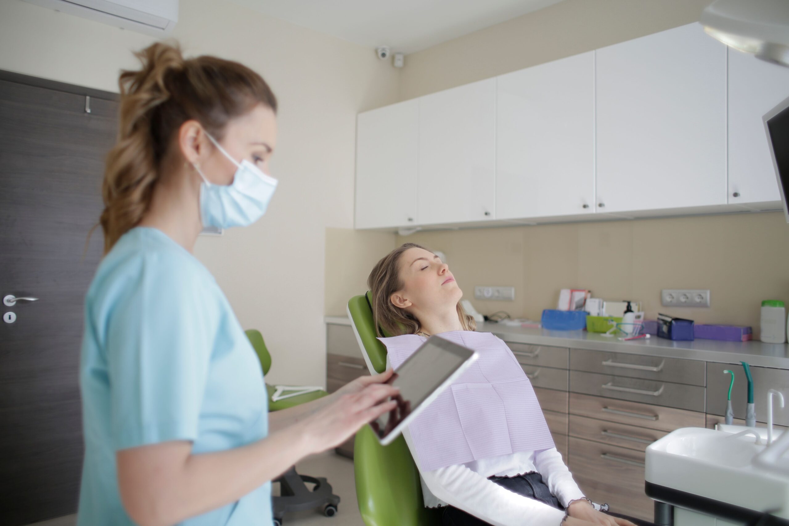 Ruszający się ząb u dorosłego – kiedy zgłosić się do dentysty?
